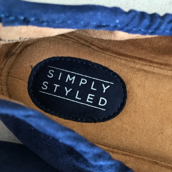 Simply Styled -NWOT Girls Size 2 Medium NavyShoes. - Picture 3 of 5